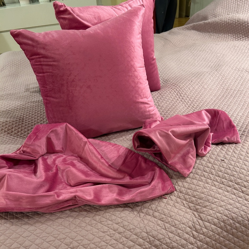 NESTL  DECORATIVE RECTANGLE 18" X18" PINK  VELOR PILLOW COVER SET OF 4. NEW